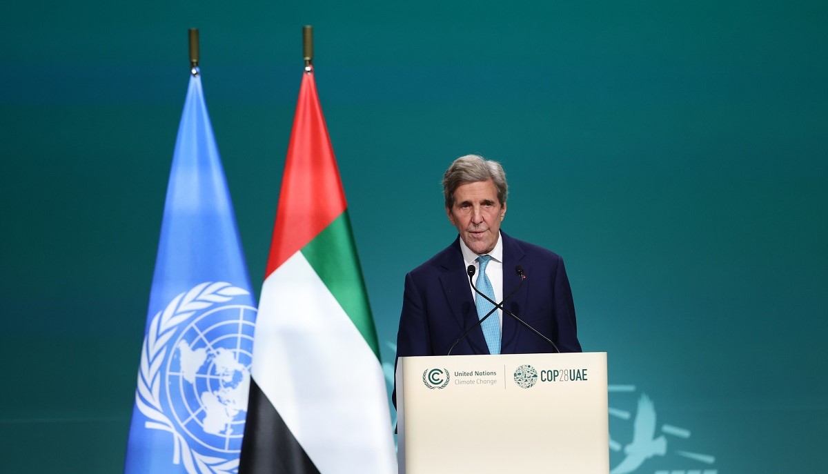 Ο Τζον Κέρι στη διάσκεψη COP28 ©EPA/ALI HAIDER