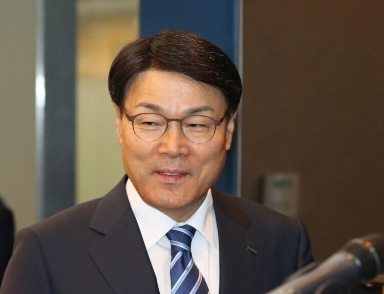 Ο Jeong-Woo Choi, Συνδιευθύνων Σύμβουλος & Διευθυντής στην POSCO © EPA/YONHAP SOUTH KOREA OUT