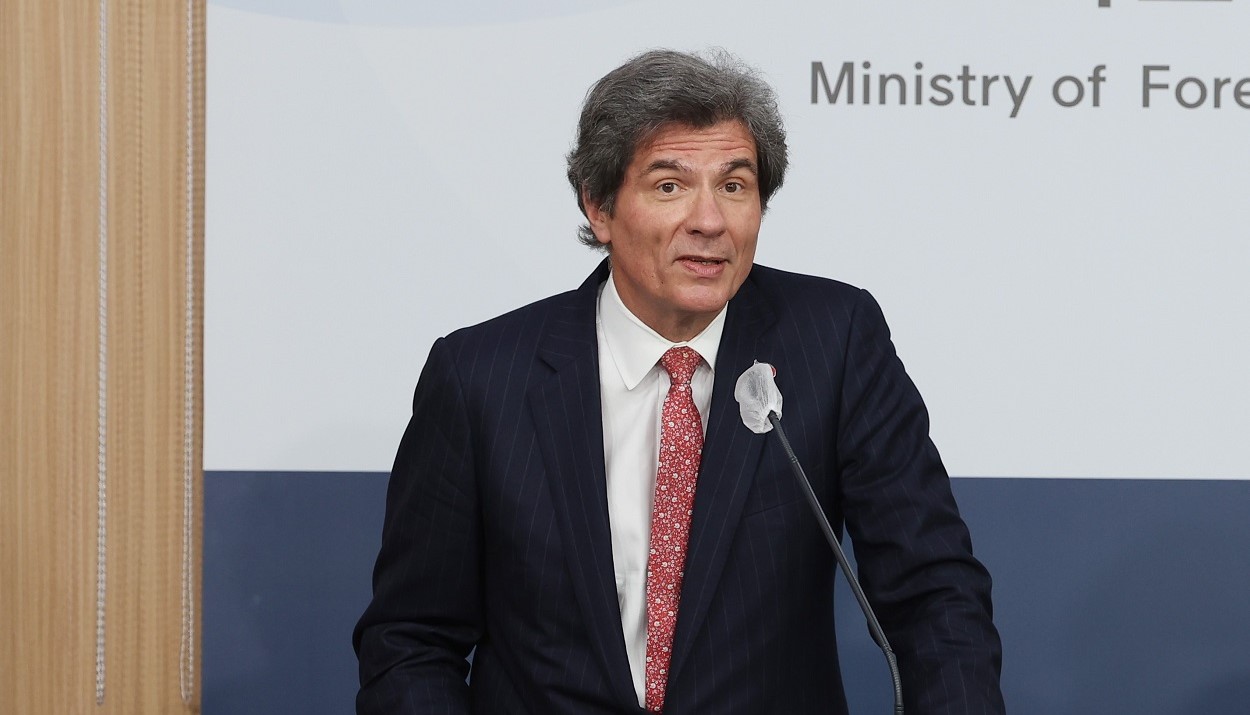 Ο υφυπουργός Οικονομικών και Περιβάλλοντος των ΗΠΑ Χοσέ Φερνάντεζ © EPA/YONHAP SOUTH KOREA OUT
