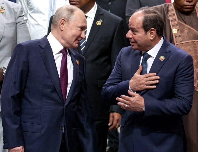 Ο Ρώσος πρόεδρος Βλαντίμιρ Πούτιν και ο Αιγύπτιος πρόεδρος Αμπνέλ Φατάχ αλ-Σίσι © EPA/SERGEI BOBYLEV / TASS HOST PHOTO AGENCY/ HANDOUT