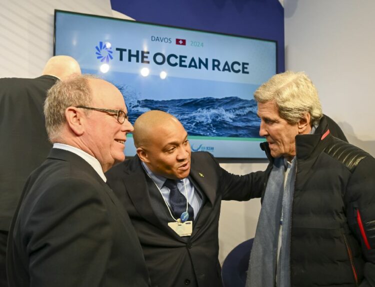 Ο πρίγκιπας Αλβέρτος Β΄ του Μονακό, ο Τζον Κέρι στην εκδήλωση στο Νταβός με θέμα «Η προστασία των Ωκεανών» στο περιθώριο του WEF© ΑΠΕ-ΜΠΕ/Greek House Davos/EUGENE THEODORE