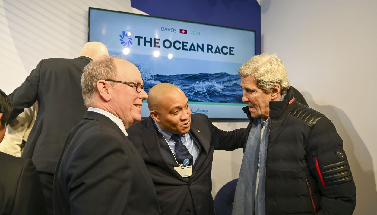 Ο πρίγκιπας Αλβέρτος Β΄ του Μονακό, ο Τζον Κέρι στην εκδήλωση στο Νταβός με θέμα «Η προστασία των Ωκεανών» στο περιθώριο του WEF© ΑΠΕ-ΜΠΕ/Greek House Davos/EUGENE THEODORE