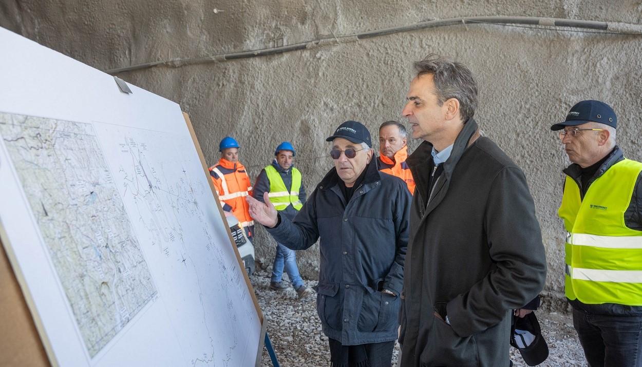 Ο Κυριάκος Μητσοτάκης στο εργοτάξιο όπου κατασκευάζεται η μονάδα αντλησιοταμίευσης Αμφιλοχίας © ΓΕΚ ΤΕΡΝΑ