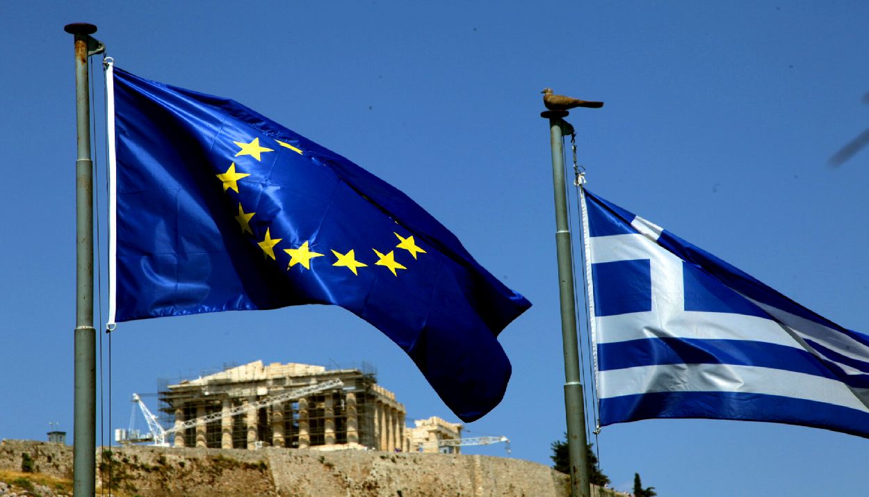 Οι σημαίες της ΕΕ και της Ελλάδας με φόντο την Ακρόπολη © Eurokinissi