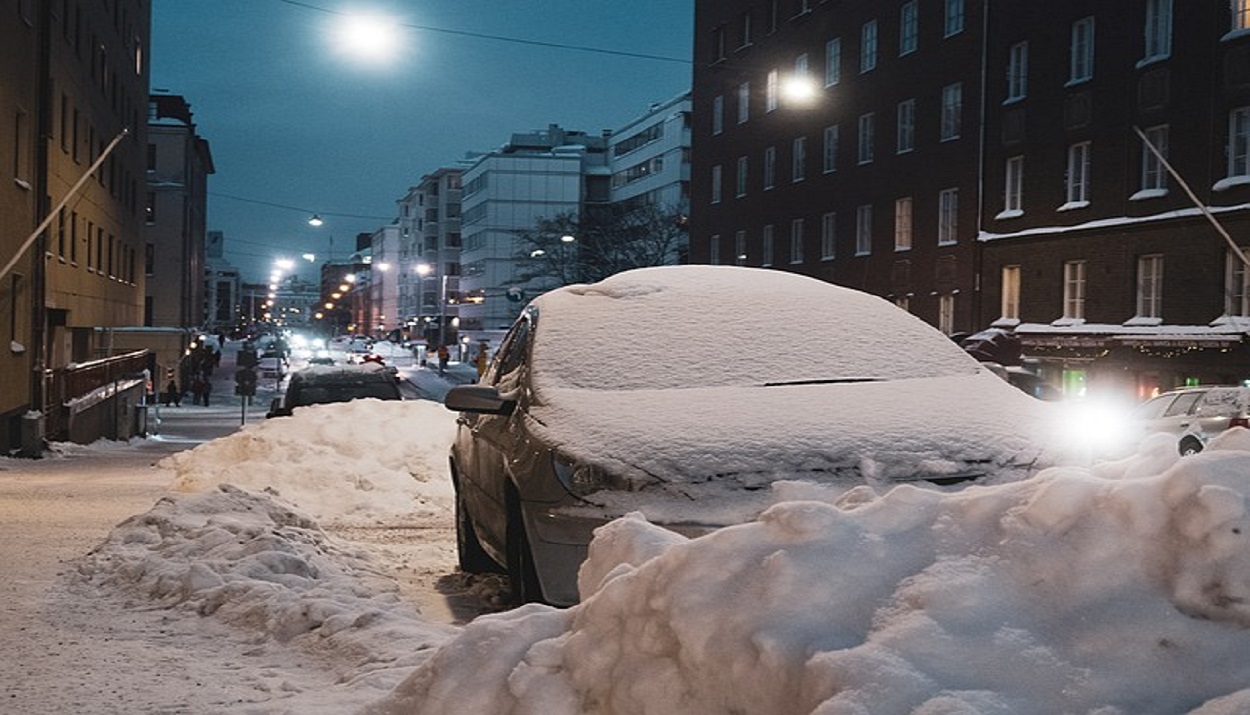 Αυτοκίνητο κάτω από το χιόνι © pixabay