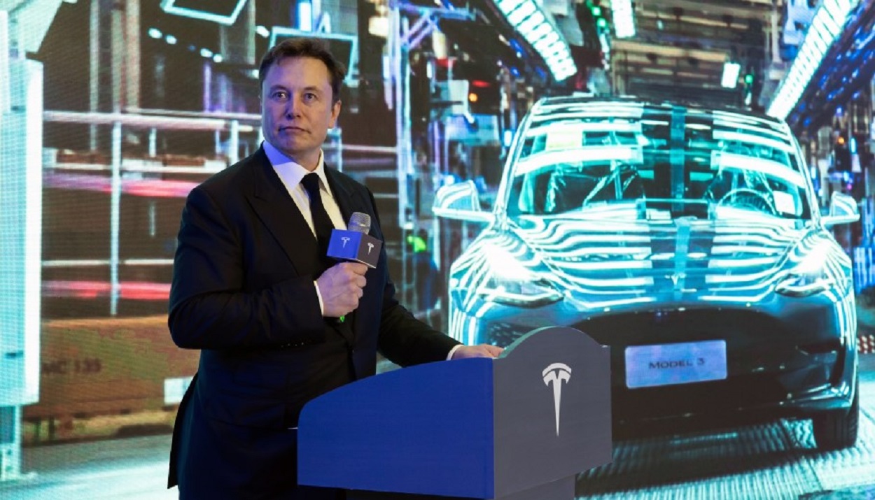 Ο Έλον Μασκ σε εργοστάσιο της Tesla © EPA/FC chs