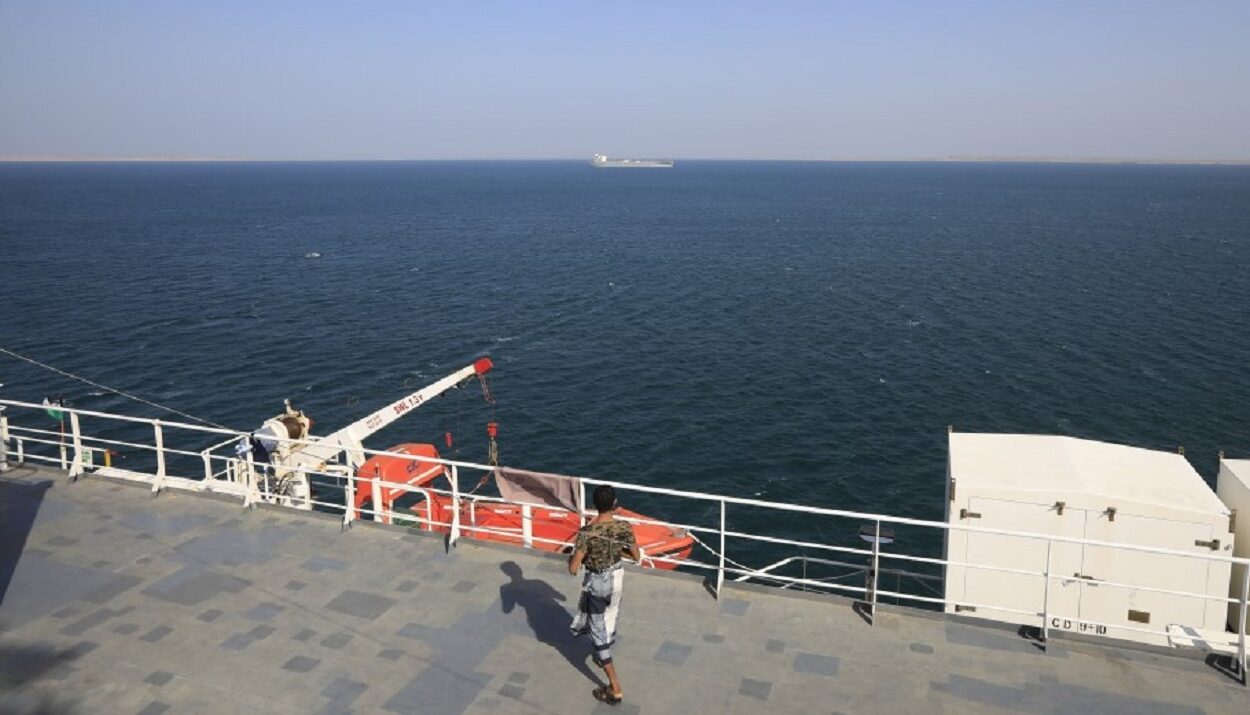 Εξτρεμιστής Χούθι στην Ερυθρά Θάλασσα πάνω στο κατάστρωμα του πλοίου Galaxy Leader ©ΑΠΕ/ YAHYA ARHAB