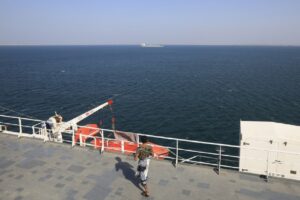 Εξτρεμιστής Χούθι στην Ερυθρά Θάλασσα πάνω στο κατάστρωμα του πλοίου Galaxy Leader ©ΑΠΕ/ YAHYA ARHAB