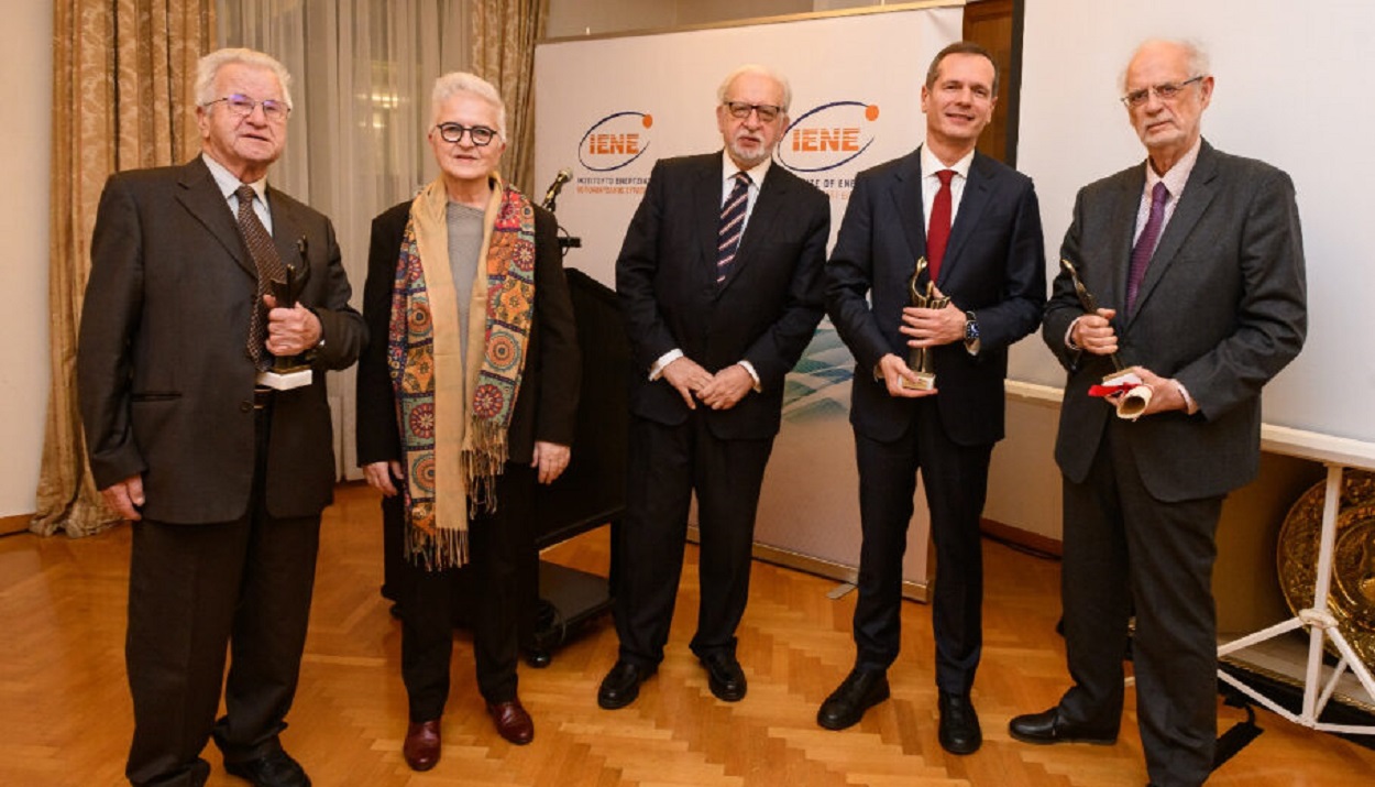 Τέσσερις εξέχουσες προσωπικότητες του εγχώριου ενεργειακού τομέα βράβευσε το ΙΕΝΕ © ΔΤ