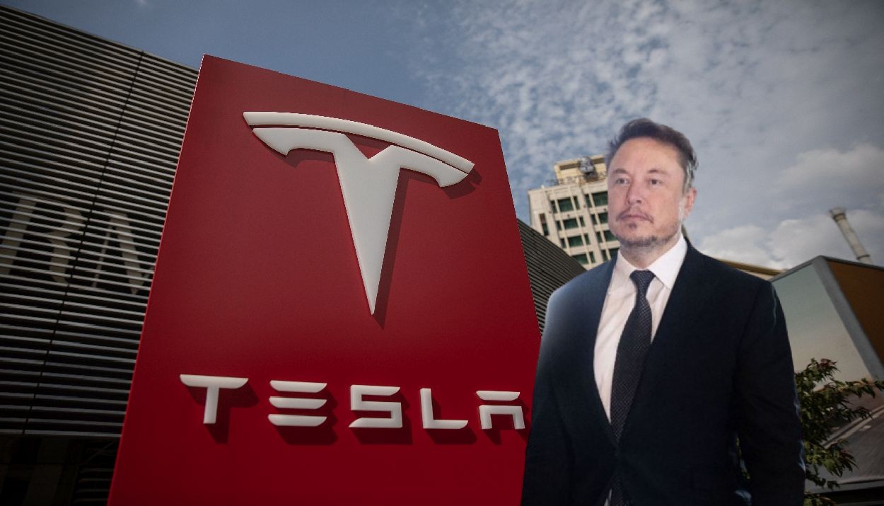 O Έλον Μασκ με φόντο τα κεντρικά γραφεία της Tesla στην Κίνα © EPA/MICHAEL REYNOLDS / ROMAN PILIPEY / EnergyGame.gr