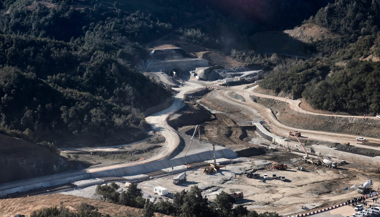 Το εργοτάξιο όπου κατασκευάζεται η μονάδα αντλησιοταμίευσης Αμφιλοχίας © Γραφείο Τύπου Πρωθυπουργού