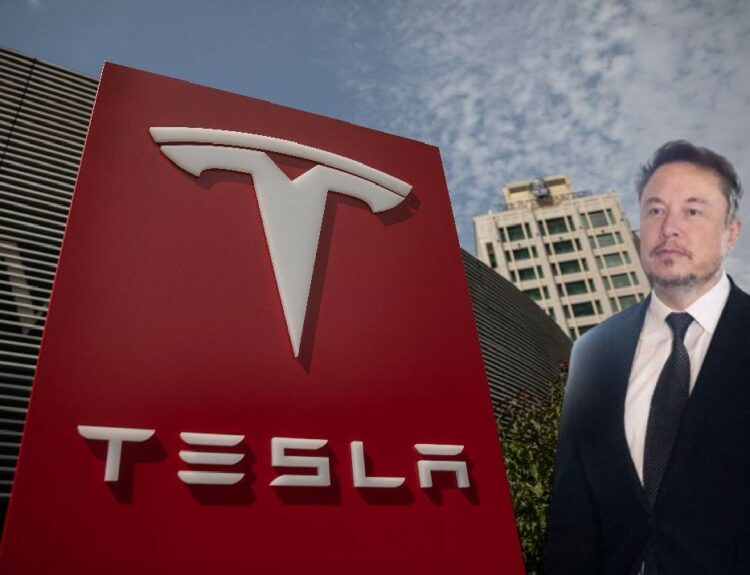 O Έλον Μασκ με φόντο τα κεντρικά γραφεία της Tesla στην Κίνα © EPA/MICHAEL REYNOLDS / ROMAN PILIPEY / EnergyGame.gr