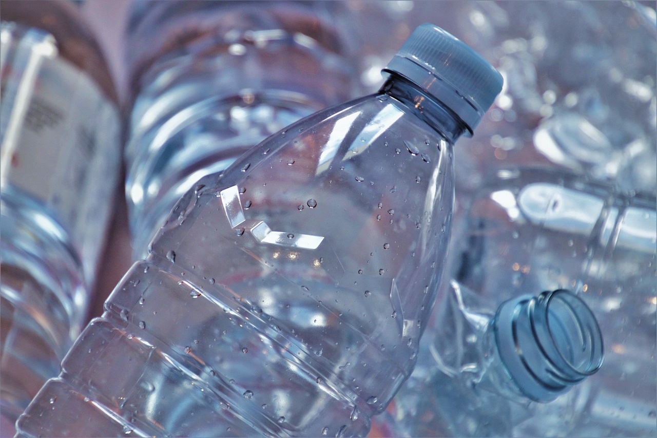 Πλαστικά μπουκάλια εμφιαλωμένου νερού © Pixabay
