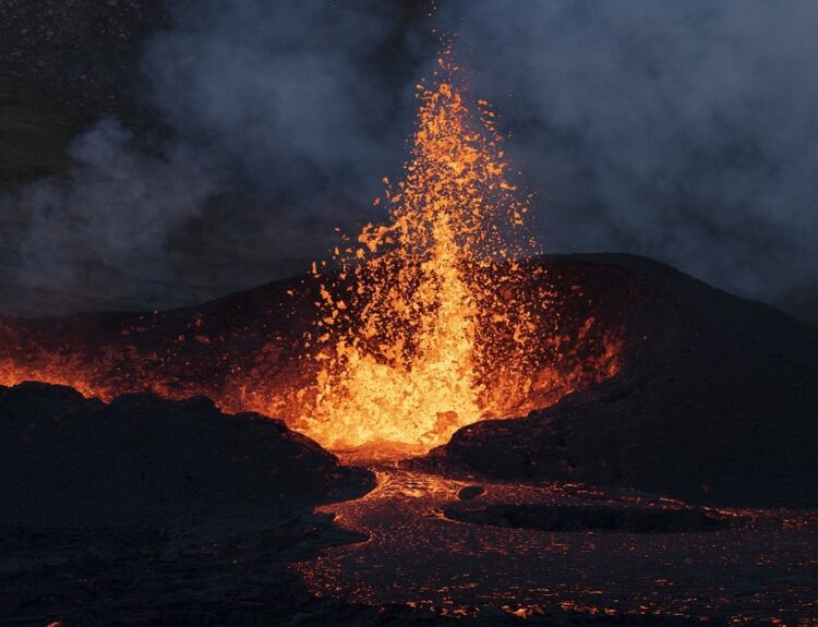 Ηφαίστειο που εκρήγνυται © Pixabay