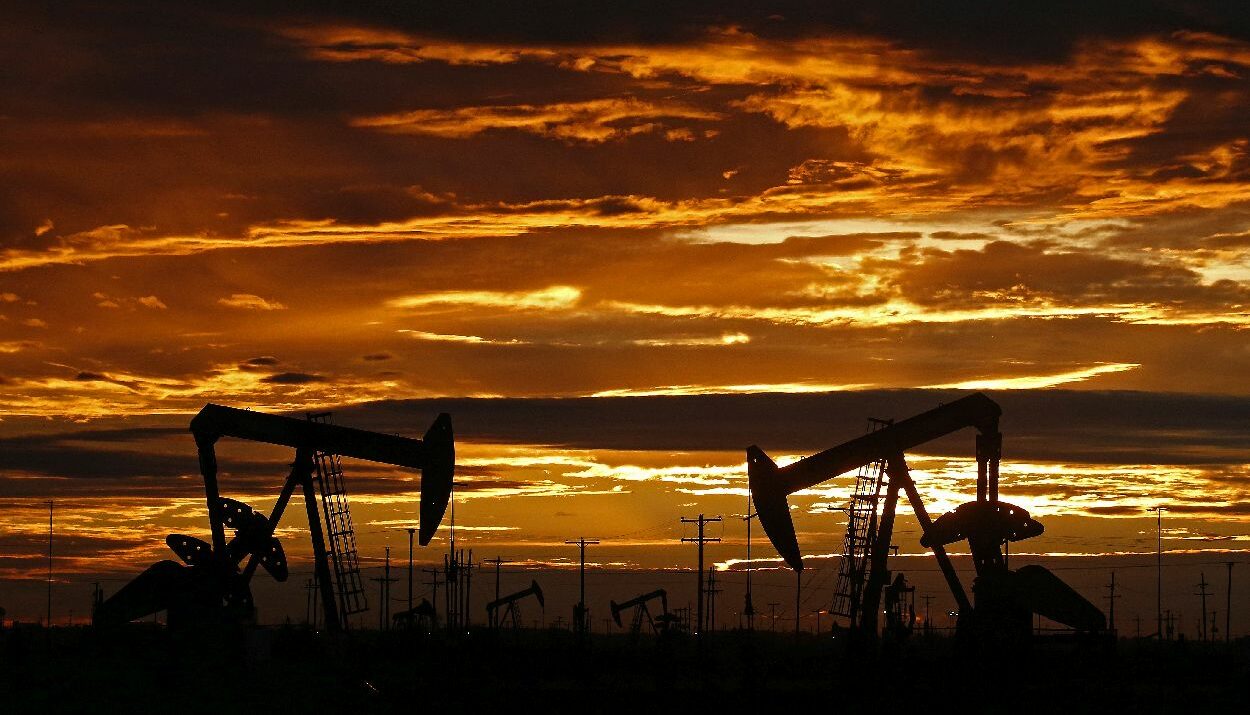 Αντλίες στις πετρελαιοπηγές κοντά στο Midland του Τέξας, ΗΠΑ © EPA/LARRY W. SMITH