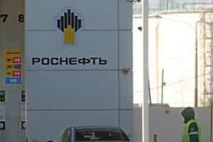 Πρατήριο καυσίμων της Rosneft© EPA/MAXIM SHIPENKOV