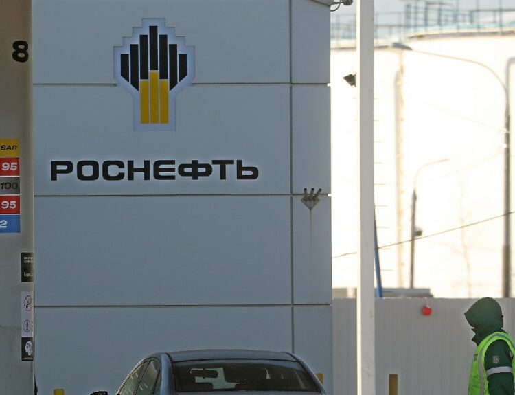 Πρατήριο καυσίμων της Rosneft© EPA/MAXIM SHIPENKOV