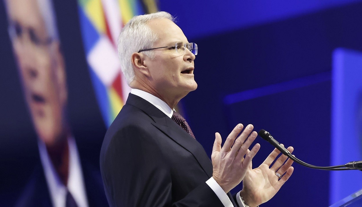 O CEO της Exxon Mobil, Darren Woods © EPA/JOHN G. MABANGLO