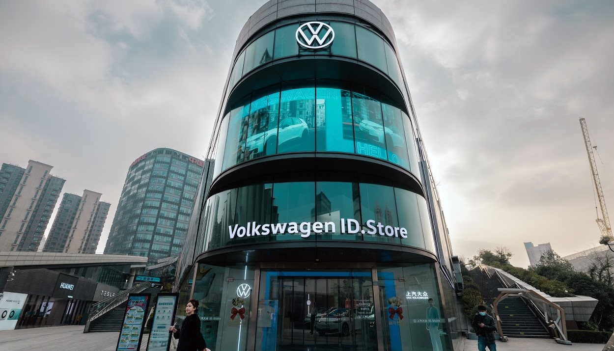 Volkswagen στην Κίνα © EPA/ALEX PLAVEVSKI