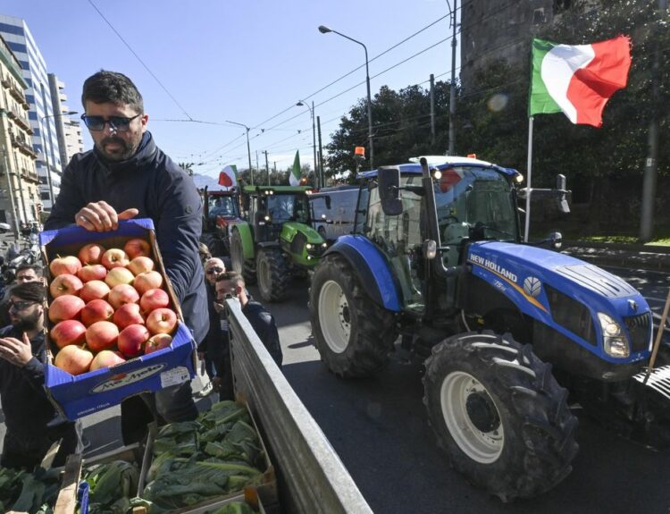 Αγρότες διαμαρτύρονται στην Ιταλία για τις ευρωπαϊκές πολιτικές © EPA/CIRO FUSCO
