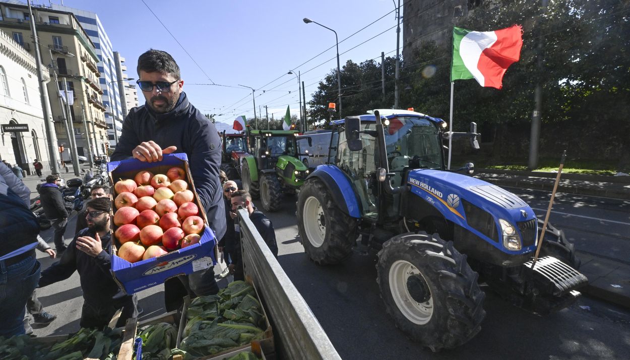 Αγρότες διαμαρτύρονται στην Ιταλία για τις ευρωπαϊκές πολιτικές © EPA/CIRO FUSCO