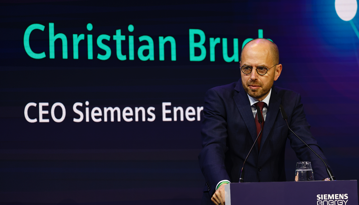 Christian Bruch, CEO της Siemens Energy © EPA/HANNIBAL HANSCHKE