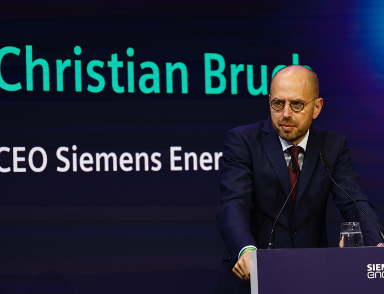 Christian Bruch, CEO της Siemens Energy © EPA/HANNIBAL HANSCHKE