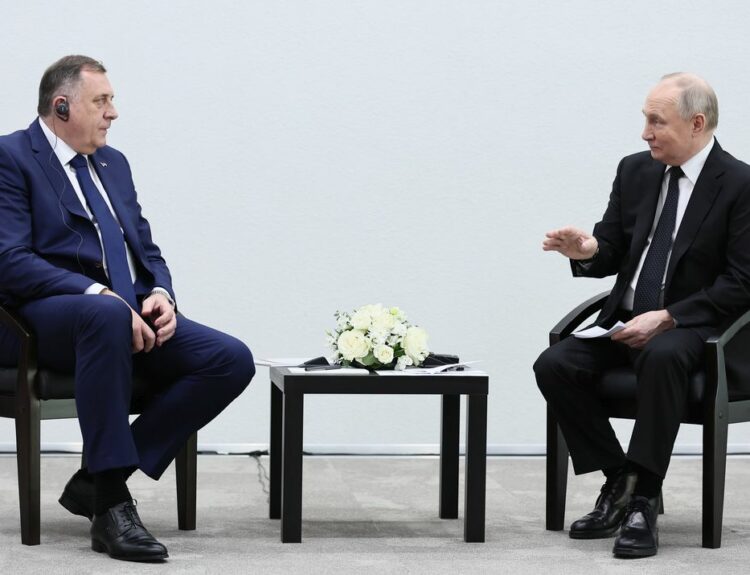 Μίλοραντ Ντόντικ με τον Βλαντιμίρ Πούτιν © EPA/SERGEI BOBYLEV/SPUTNIK/KREMLIN POOL / POOL MANDATORY CREDIT