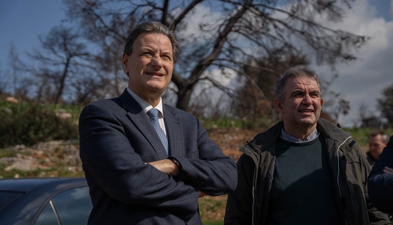 Θεόδωρος Σκυλακάκης επίσκεψη στις καμένες περιοχές της Μάνδρας ©ΔΤ