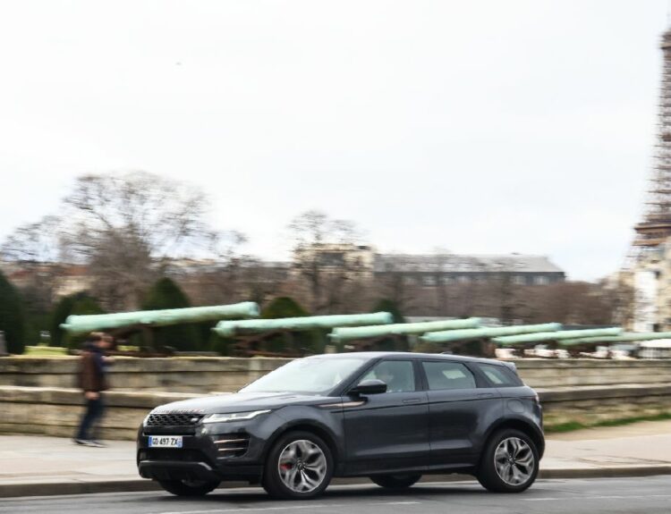 Αυτοκίνητο SUV κινείται σε δρόμο στο Παρίσι © EPA/MOHAMMED BADRA