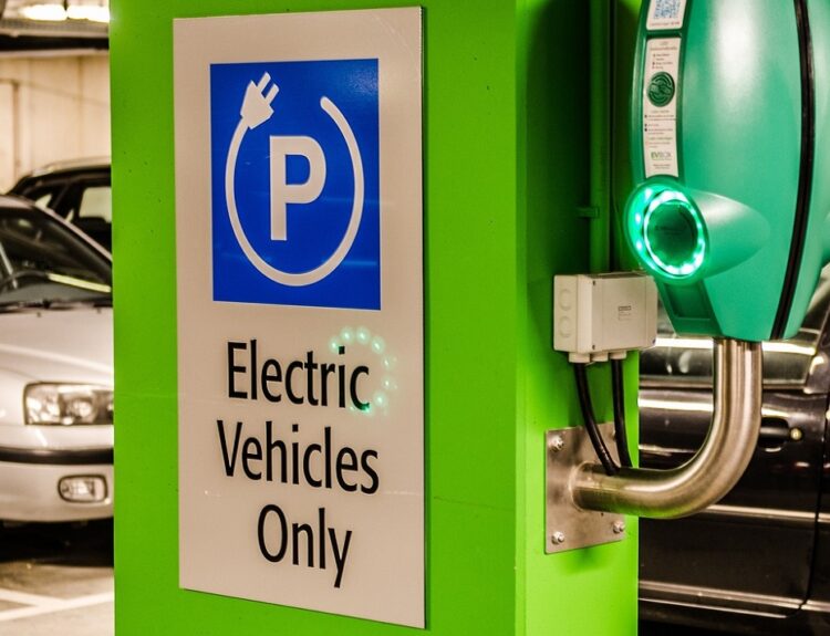 Φόρτιση ηλεκτρικών αυτοκινήτων ©pixabay