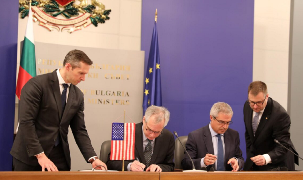 Ο βοηθός υπουργός Ενέργειας των ΗΠΑ για διεθνείς υποθέσεις Άντριου Λάιτ και ο Βούλγαρος υπουργός Ενέργειας Ρούμεν Ράντεφ © bg.usembassy.gov