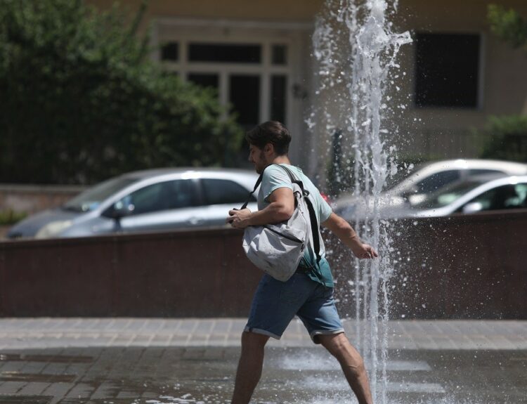 Καύσωνας στην Αθήνα © ΑΠΕ-ΜΠΕ/ΑΠΕ-ΜΠΕ/ΓΙΩΡΓΟΣ ΒΙΤΣΑΡΑΣ