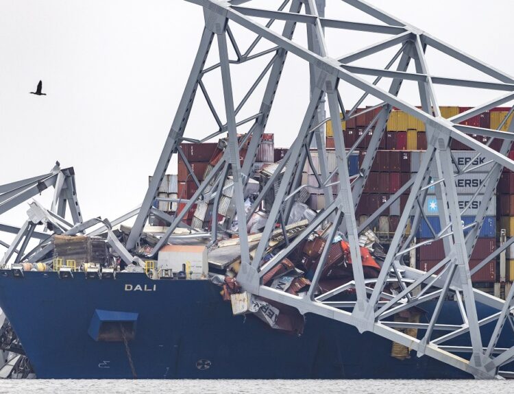 Συντριβή πλοίου μεταφοράς εμπορευματοκιβωτίων σε γέφυρα στην πόλη της Βαλτιμόρης των ΗΠΑ©EPA/JIM LO SCALZO