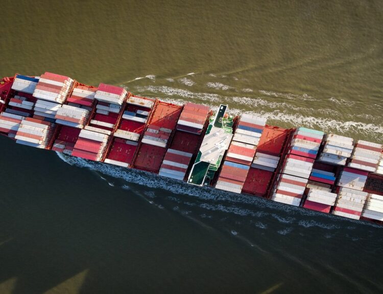 Πλοίο, εμπορεύματα © EPA/OLIVIER HOSLET