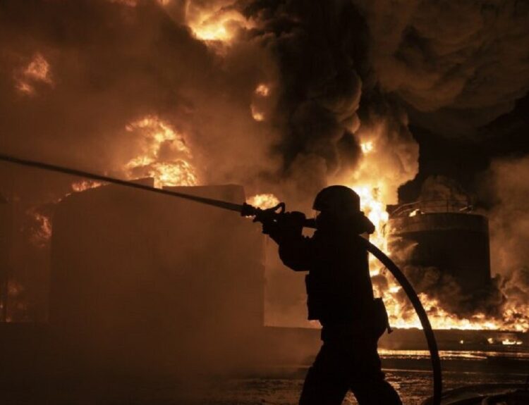 Φωτιά σε διυλιστήριο © EPA/YAKIV LIASHENKO