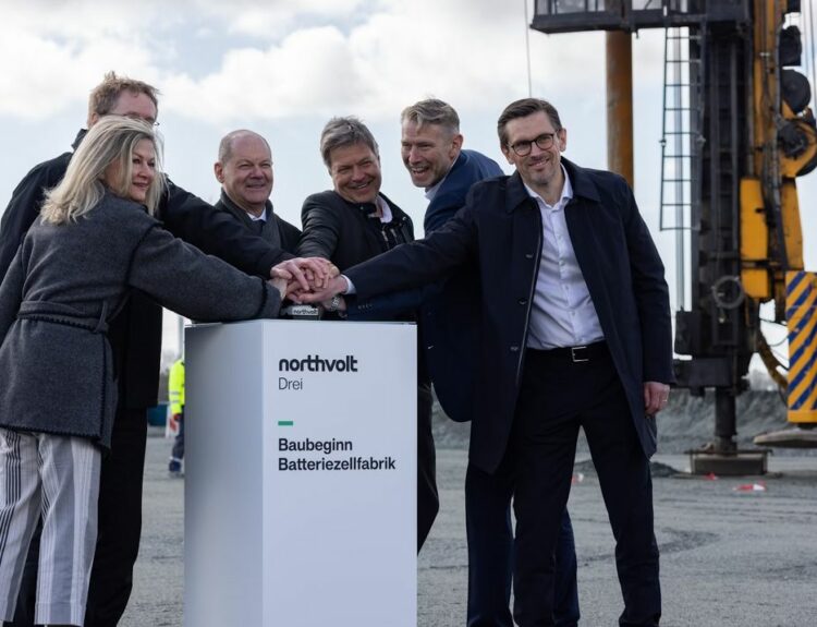 Ο Γερμανός καγκελάριος Όλαφ Σολτς και ο αντικαγκελάριος Ρόμπερτ Χάμπεκ γιορτάζουν την έναρξη της κατασκευής της Northvolt Drei © northvolt