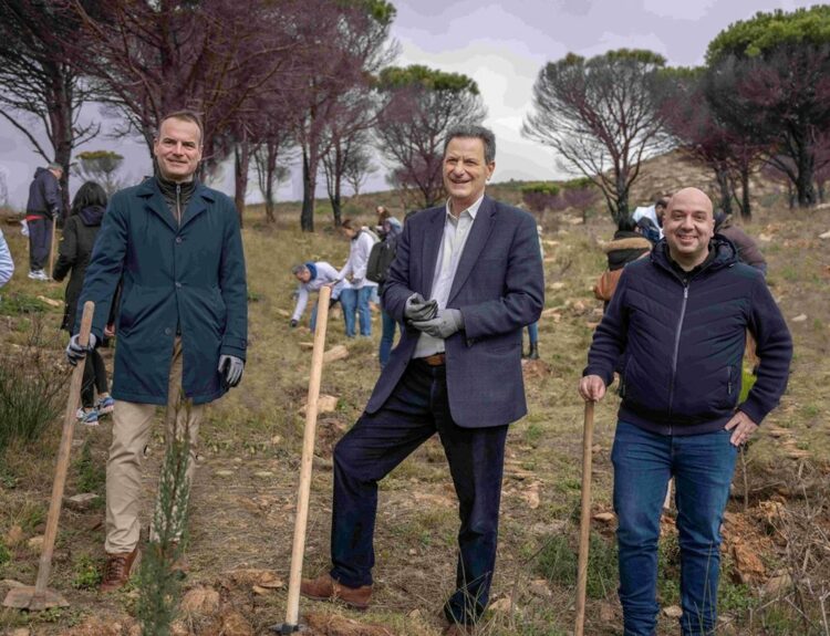 Ο Πρόεδρος και Διευθύνων Σύμβουλος της Παπαστράτος,κ. Γιώργος Μαργώνης,o Υπουργός Περιβάλλοντος και Ενέργειας,κ. Θόδωρος Σκυλακάκης,ο Γενικός Διευθυντής Επικοινωνίας και Βιωσιμότητας της Παπαστράτος,κ. Θέμης Χασιώτης © Παπαστράτος