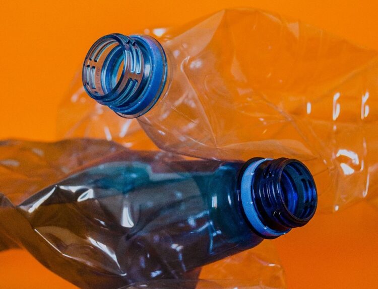 Πλαστικά μπουκάλια ©unsplash