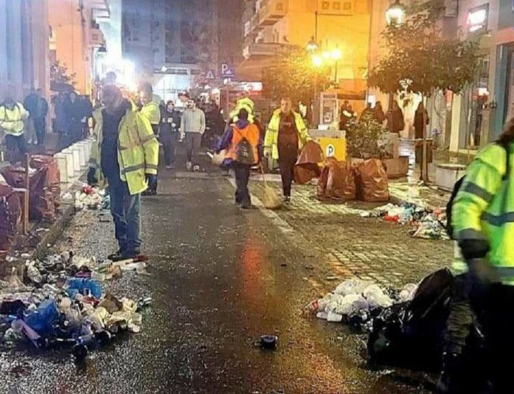 Σκουπίδια από την Τσικνοπέμπτη στη Θεσσαλονίκη © ΑΠΕ