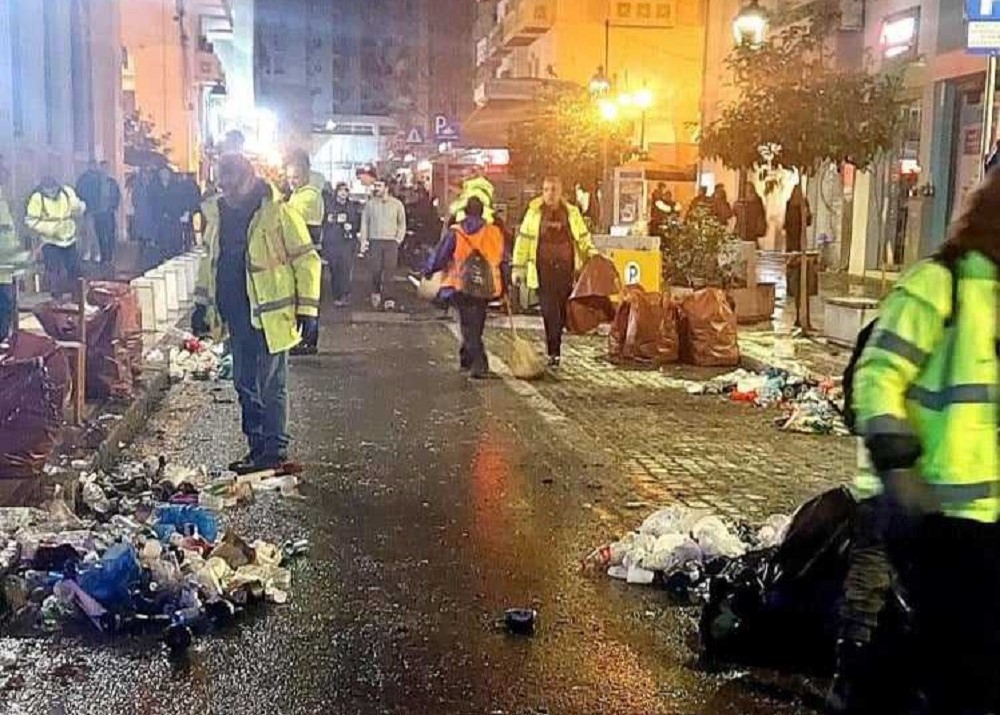 Σκουπίδια από την Τσικνοπέμπτη στη Θεσσαλονίκη © ΑΠΕ