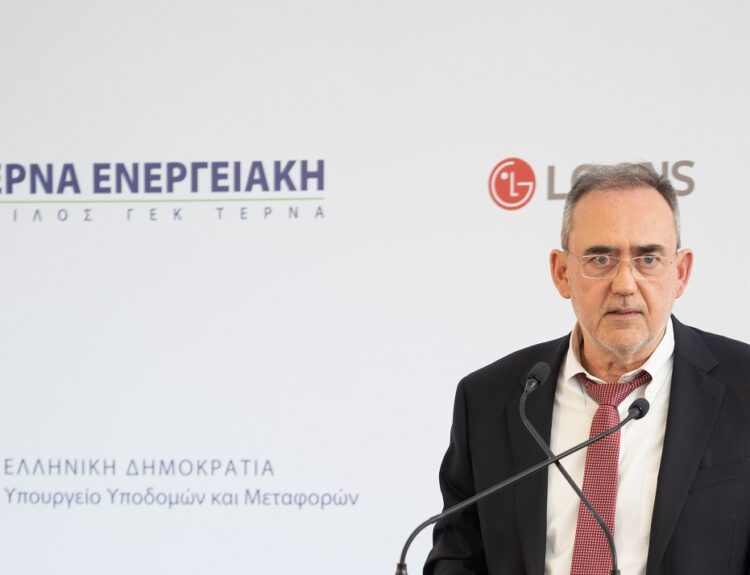 Πιλοτική εφαρμογή ανέπαφων πληρωμών με τραπεζική κάρτα στις λεωφορειακές γραμμές του ΔΑΑ ©ΔΤ