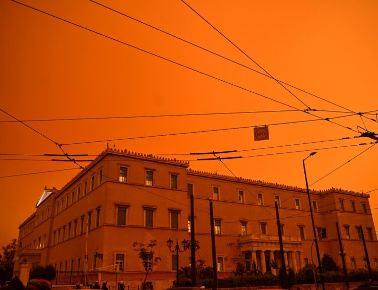 Αφρικανική σκόνη στην Αθήνα © ΤΑΤΙΑΝΑ ΜΠΟΛΑΡΗ/EUROKINISSI