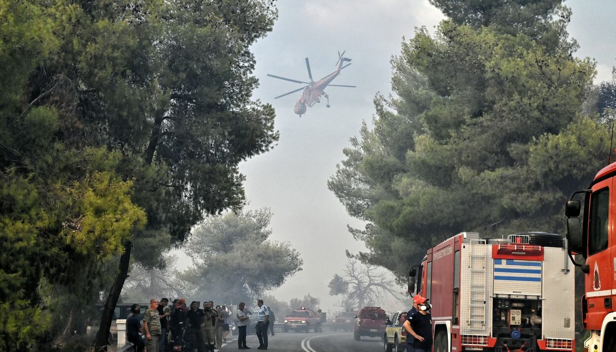 Ελικόπτερο της Πυροσβεστικής και οχήματα σε πυρκαγιά στην Κορινθία © Eurokinissi / ΒΑΣΙΛΗΣ ΨΩΜΑΣ