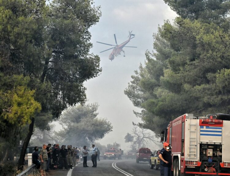 Ελικόπτερο της Πυροσβεστικής και οχήματα σε πυρκαγιά στην Κορινθία © Eurokinissi / ΒΑΣΙΛΗΣ ΨΩΜΑΣ