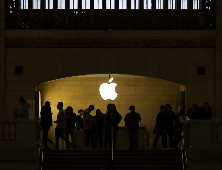 Apple © EPA/JUSTIN LANE