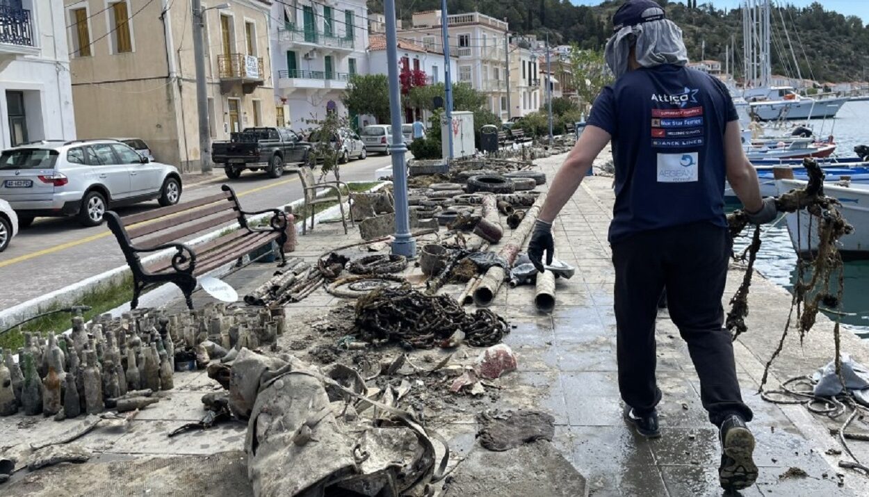 Εργαζόμενοι της Attica Group καθάρισαν τον βυθό στον Πόρο © ΔΤ