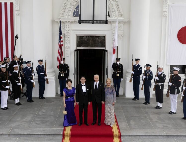 Ο πρόεδρος των ΗΠΑ Τζο Μπάιντεν, ο πρωθυπουργός της Ιαπωνίας Φούμιο Κισίντα, η σύζυγος του πρωθυπουργού της Ιαπωνίας Γιούκο Κισίντα και η Πρώτη Κυρία των ΗΠΑ Τζιλ Μπάιντεν © EPA/MICHAEL REYNOLDS EPA-EFE/MICHAEL REYNOLDS