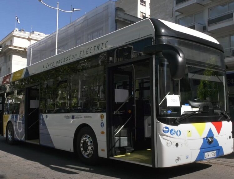 Το ηλεκτρικό λεωφορείο στη Θεσσαλονίκη © ΑΠΕ