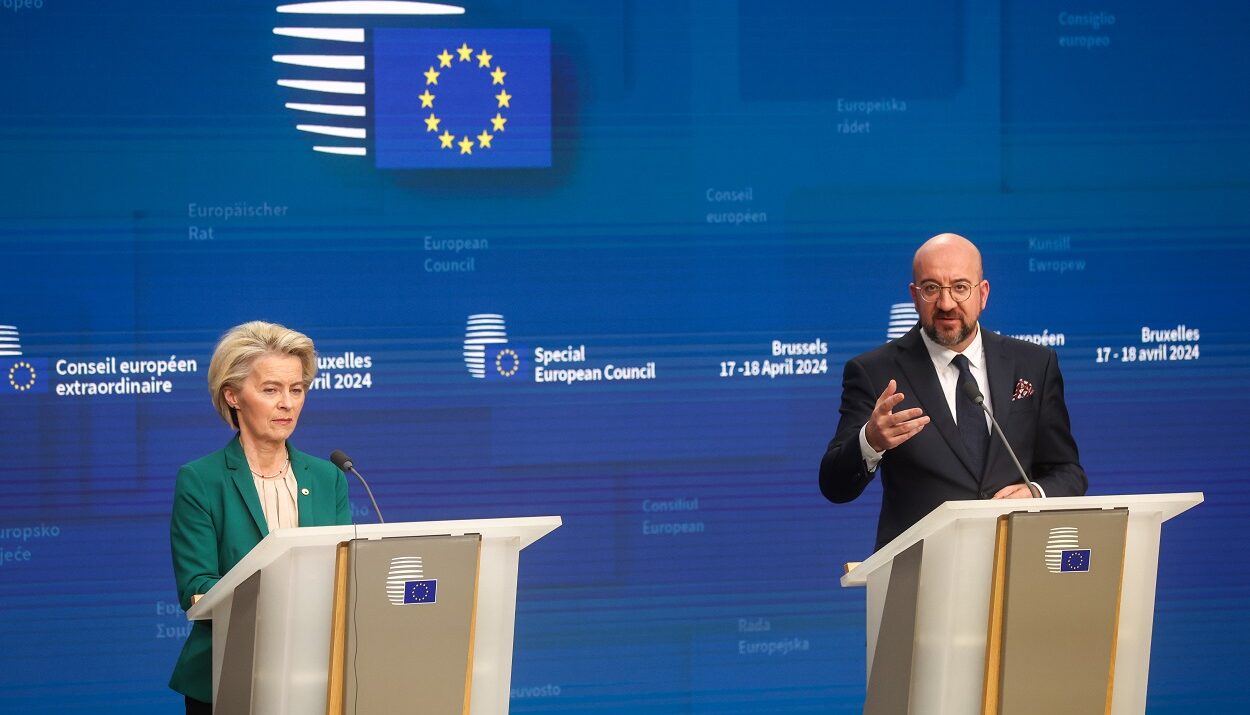 Η πρόεδρος της Ευρωπαϊκής Επιτροπής Ούρσουλα φον ντερ Λάιεν και ο ο πρόεδρος του Ευρωπαϊκού Συμβουλίου Σαρλ Μισέλ © EPA/OLIVIER HOSLET